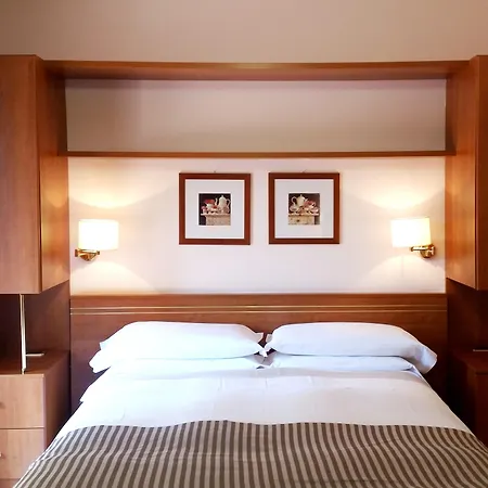 2 Village מלון דירות 4*