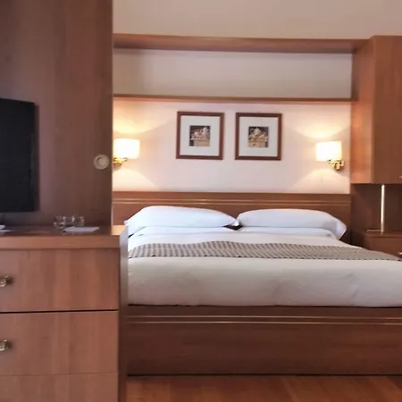 מלון דירות 2 Village 4*